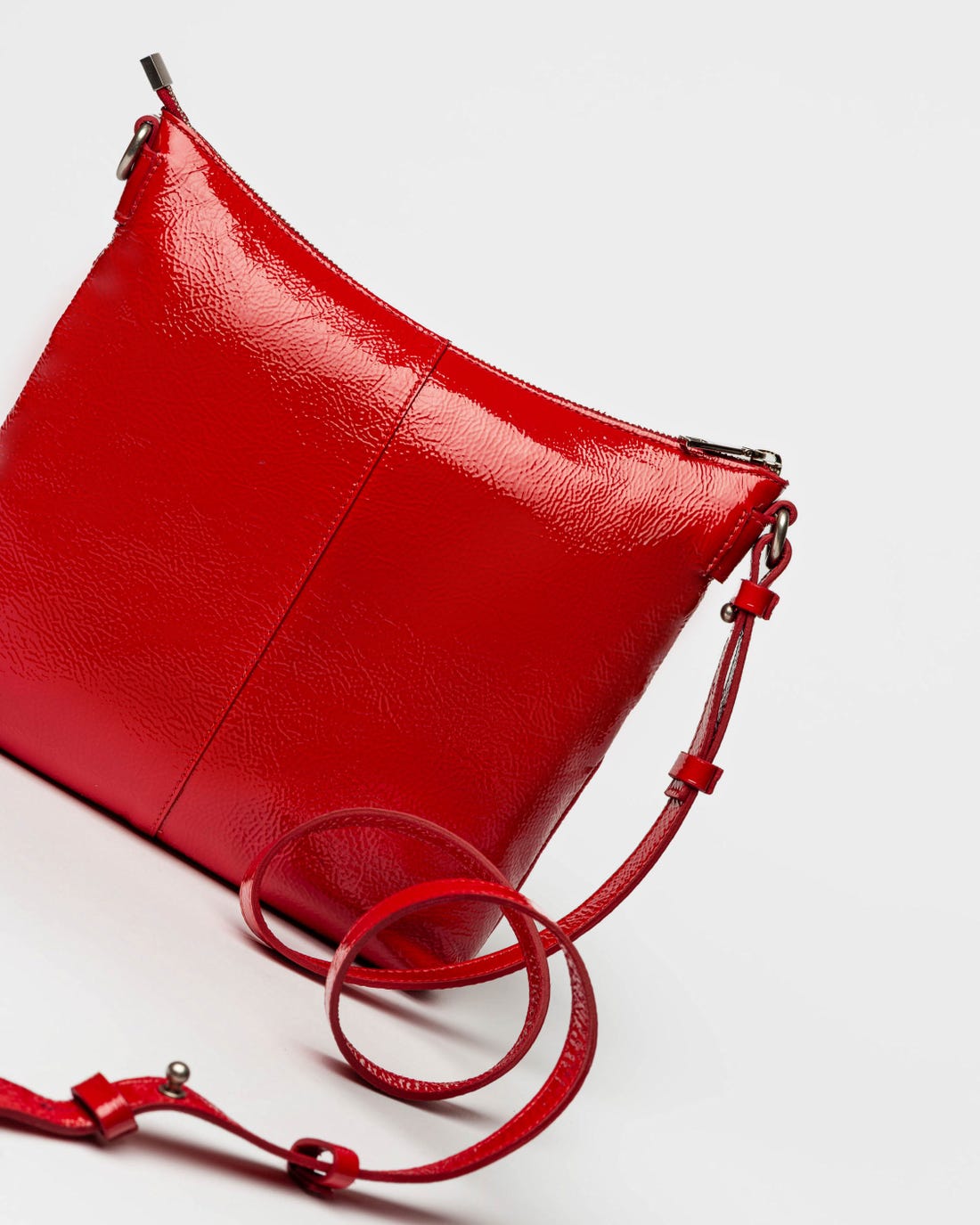 Bandolera Pocket en cuero charol arrugado